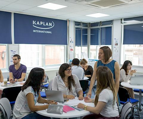 Salle d'étude école de langue Kaplan Liverpool